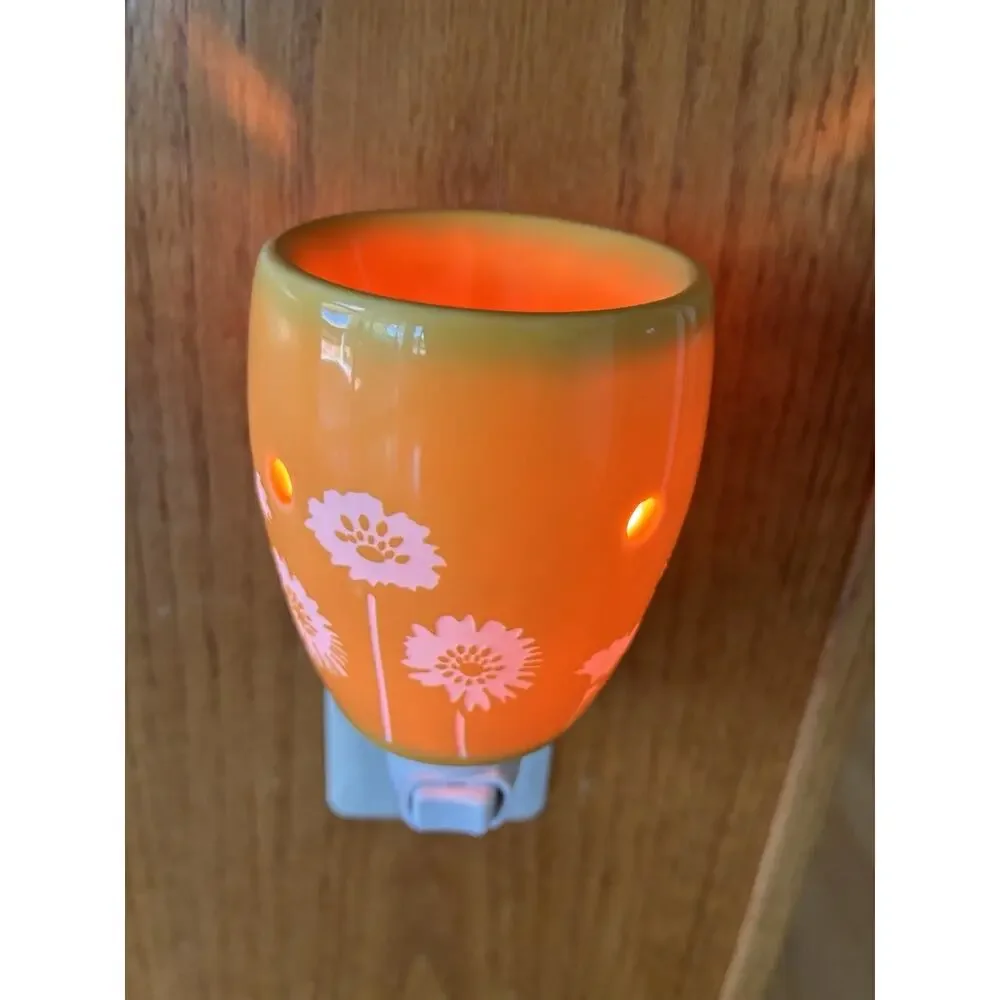 Scentsy Daisies Warmer Plug In RETIRED boho nightlight Orange Yellow White